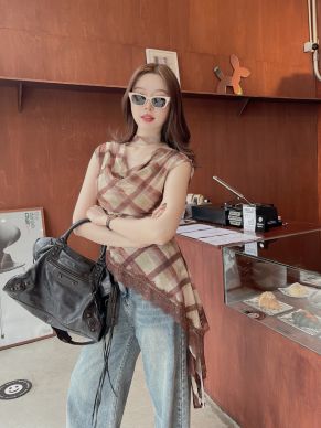 DIAMOND CHECK SLASH TOP-BROWN